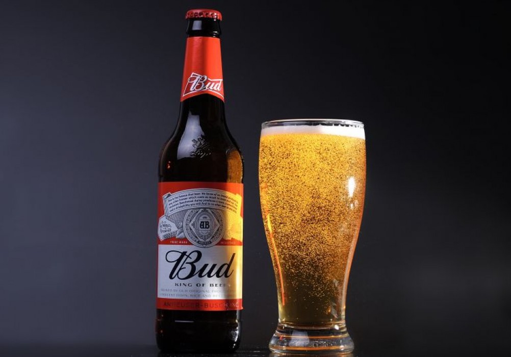 Бад бутылка. Пиво Bud 0.5. Пиво БАД 0.33. Bud пиво 0.0. Пиво Bud 0.75.